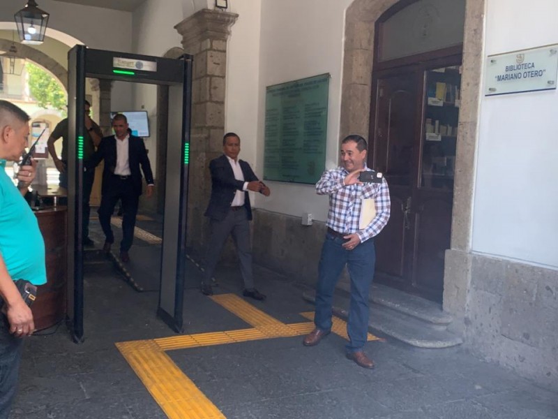 Protestan tatemando chiles frente a Palacio de Justicia