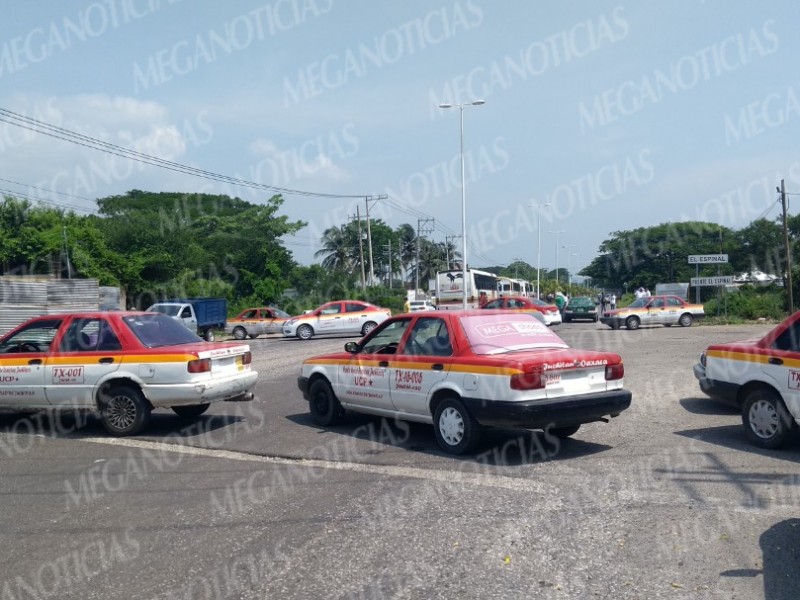 Protestan taxistas con bloqueos en Juchitán