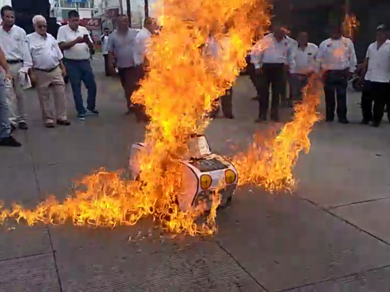 Protestan taxistas contra UBER