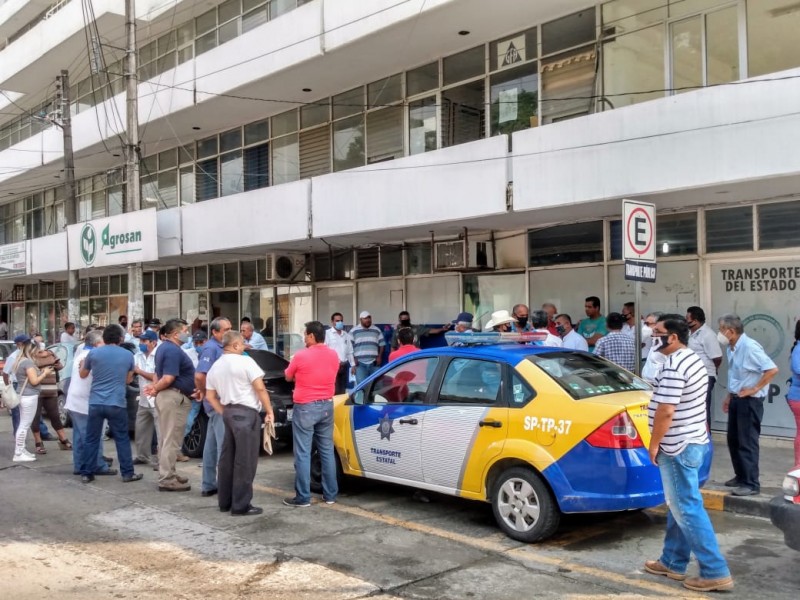 Protestan taxistas de Tuxpan contra operativos de Transporte