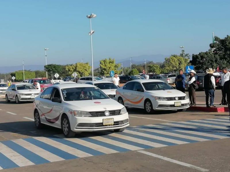 Protestan taxistas en Aeropuerto Internacional Angel Albino Corzo