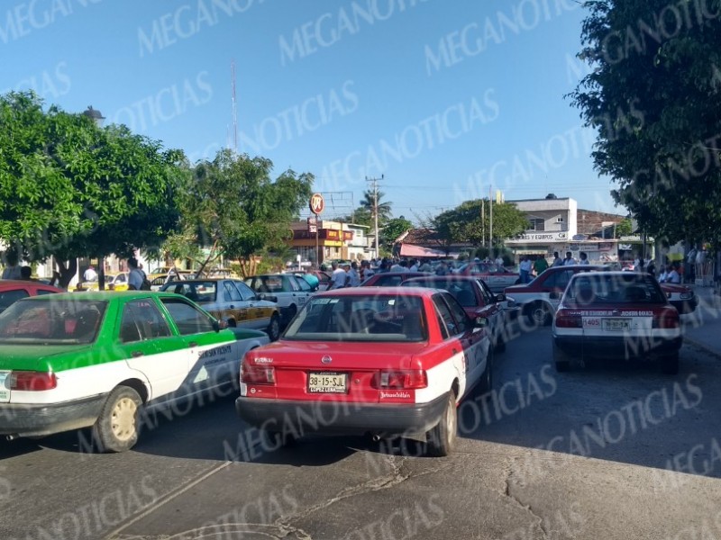 Protestan taxistas en Juchitán
