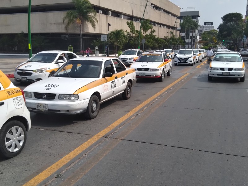 Protestan taxistas por alto costo en tarjetón de aptitud