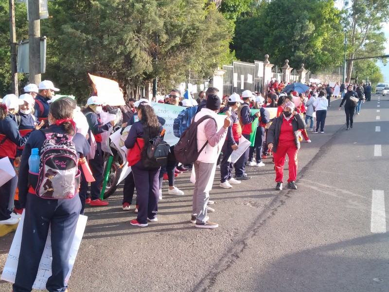 Protestan trabajadores de Cendis en Casa Michoacán