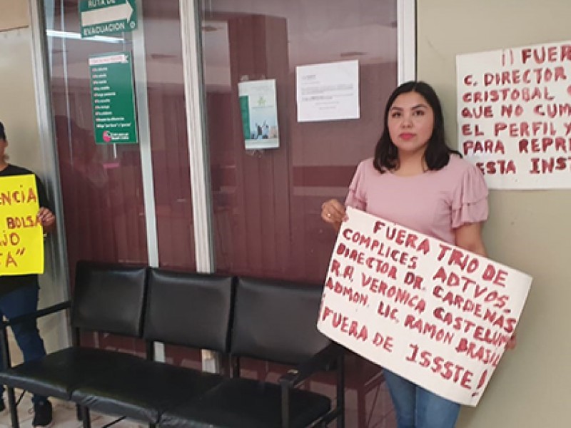 Protestan trabajadores de Issste Navojoa, denuncian hostigamiento laboral