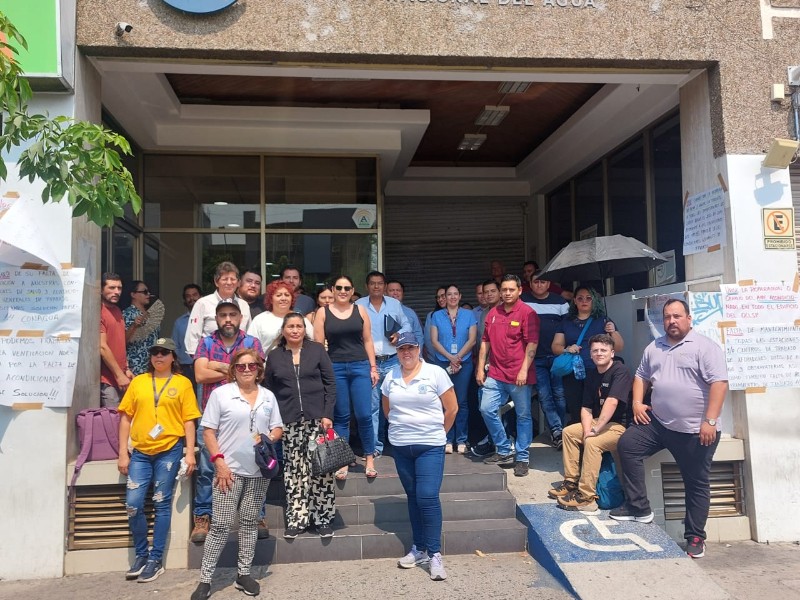 Protestan trabajadores de la Comisión Nacional del Agua en Jalisco