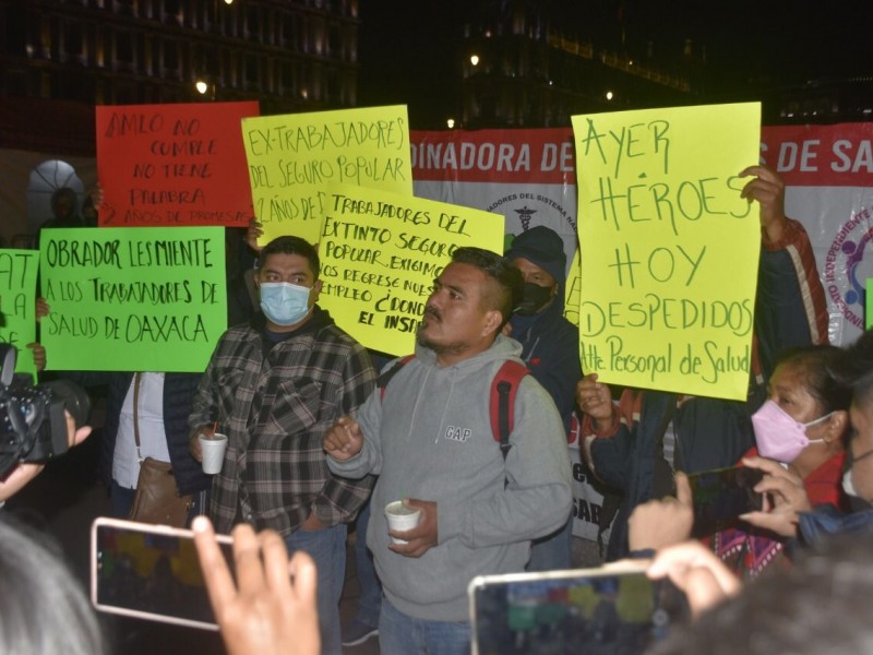 Protestan trabajadores de la salud de Oaxaca en Palacio Nacional