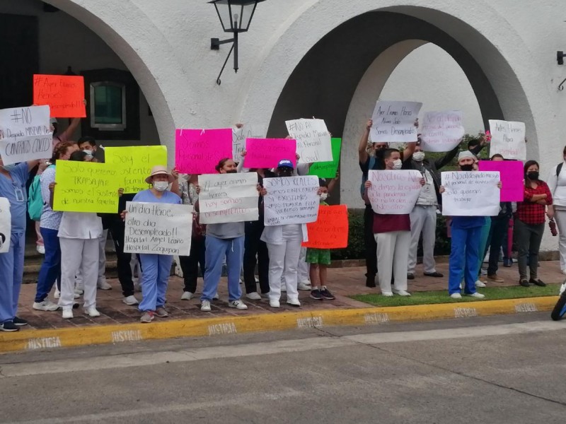 Protestan trabajadores de la salud despedidos tras laborar en pandemia