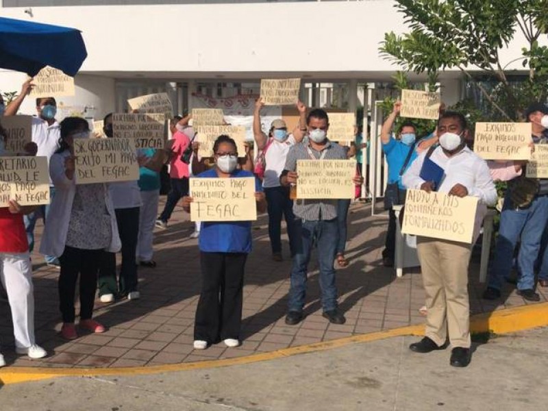 Protestan trabajadores de la Salud, exigen pago del FEGAC