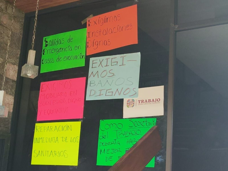 Protestan trabajadores de la Secretaría del Trabajo de Oaxaca, exigen instalación dignas