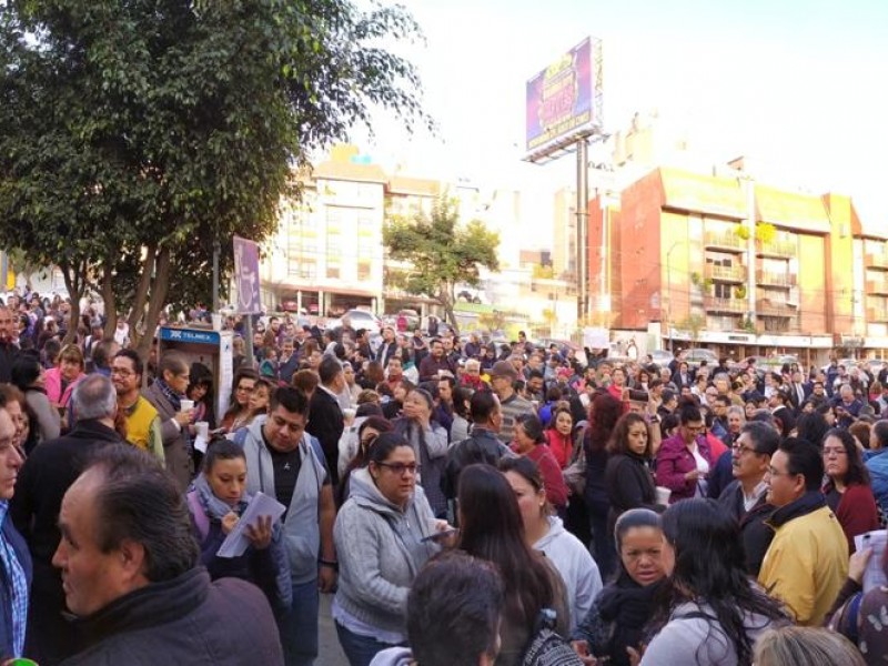 Protestan trabajadores de la SEP