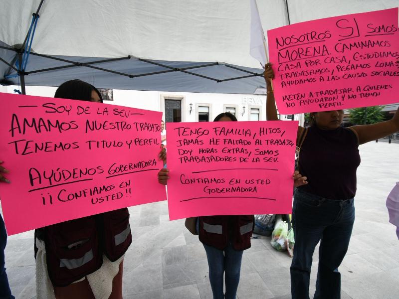 Protestan trabajadores de la SEV por despidos masivos