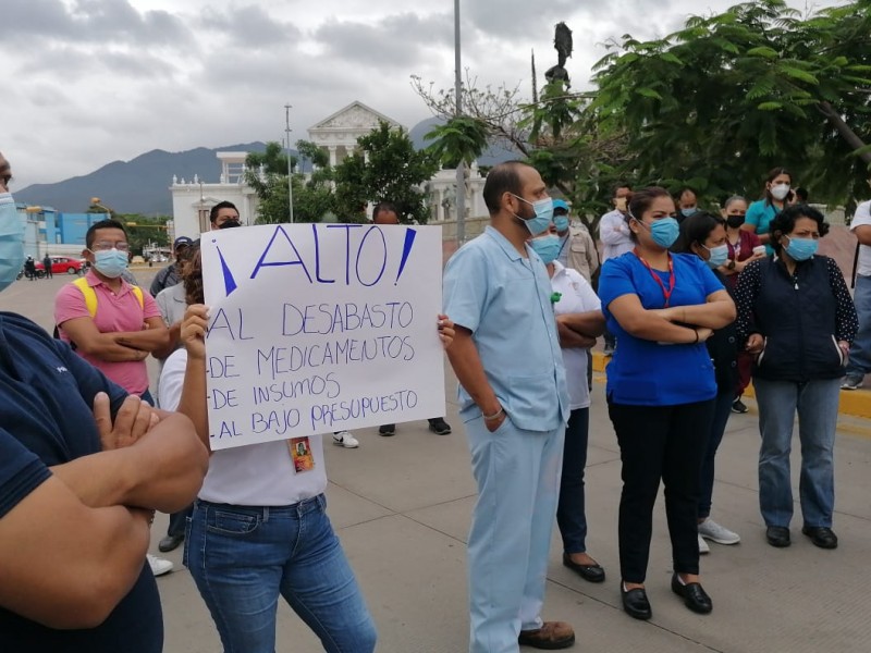 Protestan trabajadores del Hospital Civil de Oaxaca ante crisis