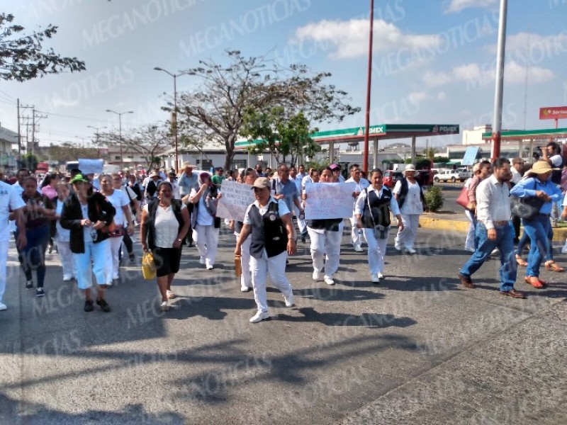Protestan trabajadores del hospital de Juchitán