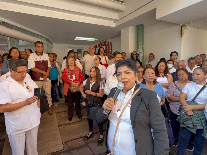 Protestan trabajadores del Hospital Nachón, piden remover al Director