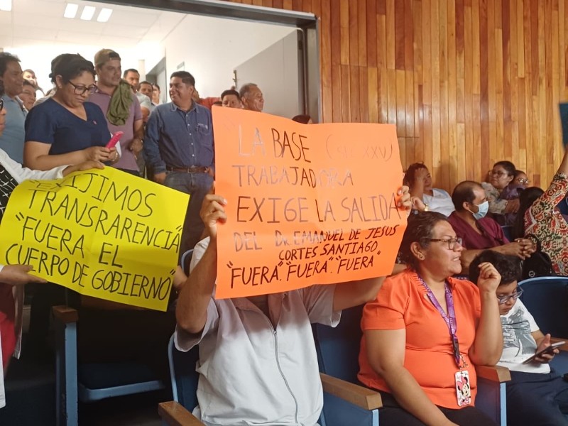 Protestan trabajadores del Hospital Regional del ISSSTE en Oaxaca