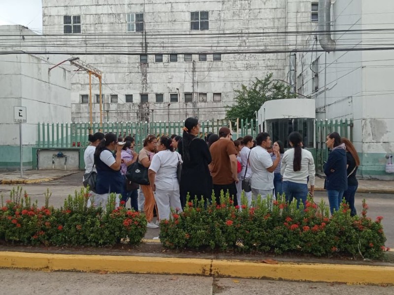 Protestan trabajadores del IMSS-Bienestar en Coatzacoalcos por falta de insumos y pagos