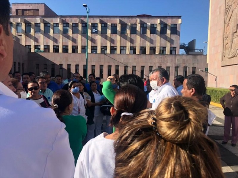 Protestan trabajadores del IMSS por falta de insumos