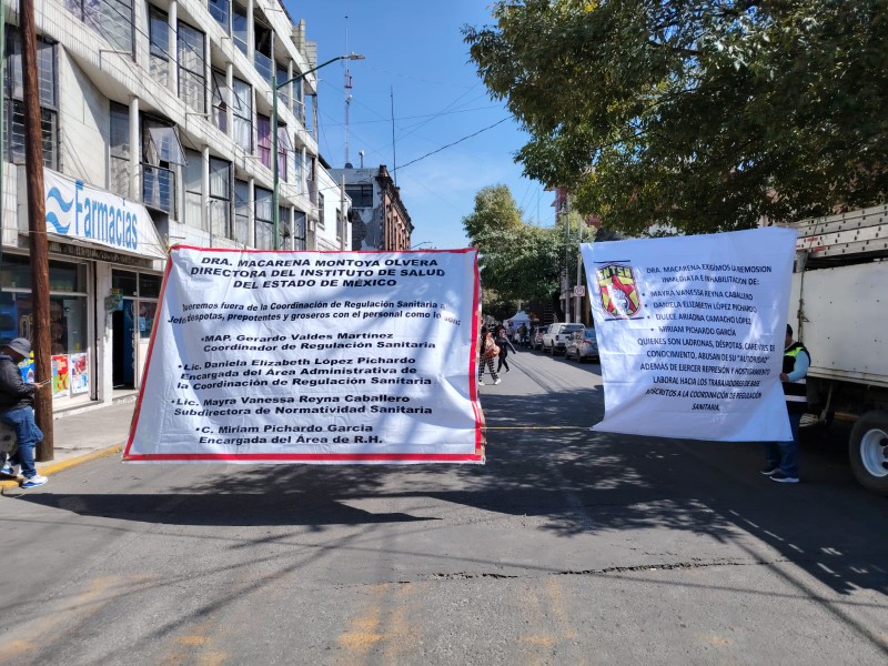 Protestan trabajadores del ISEM por despido y represalias laborales