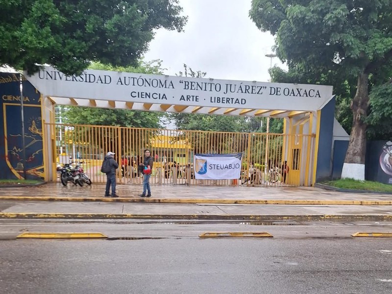 Protestan trabajadores del STEUABJO por incumplimiento de acuerdos