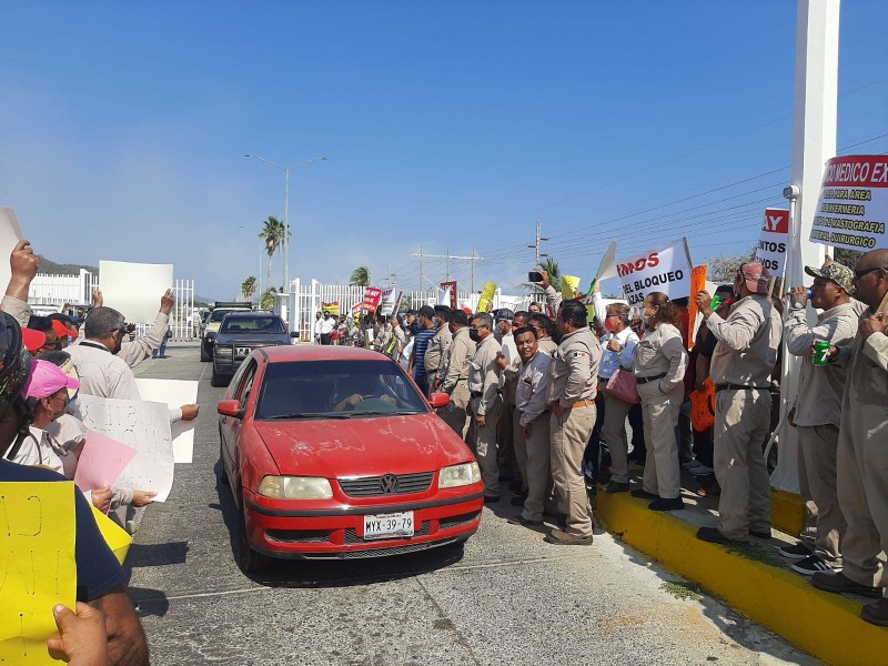 Protestan trabajadores petroleros; exigen respeto al contrato colectivo