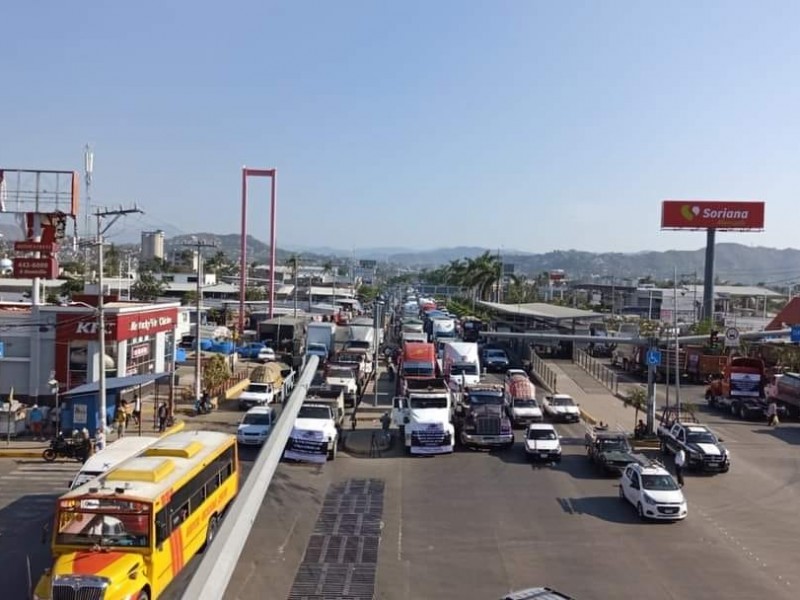 Protestan transportistas de AMOTAC en bulevar de Acapulco