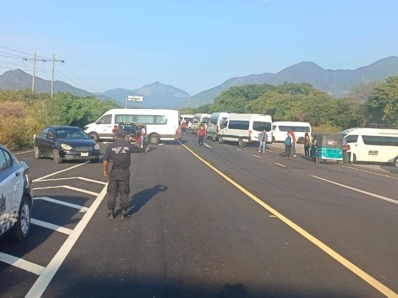 Protestan transportistas en el Istmo, activan bloqueo y paralizan corridas federales