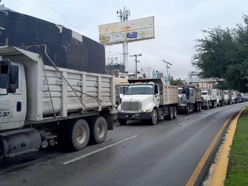 Protestan transportistas en Torreón por adeudos y falta de contratos