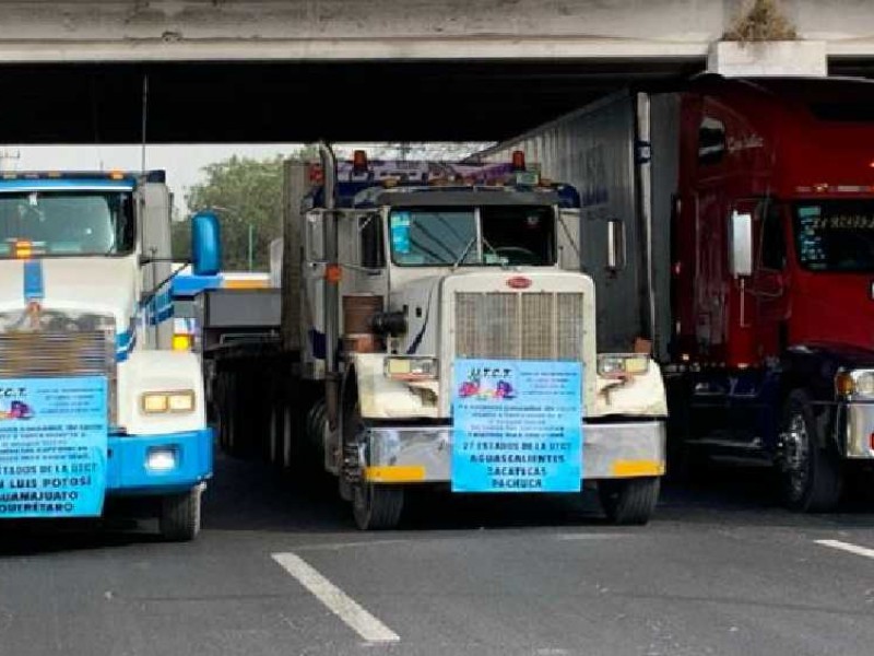Protestan transportistas para exigir seguridad en la México-Querétaro