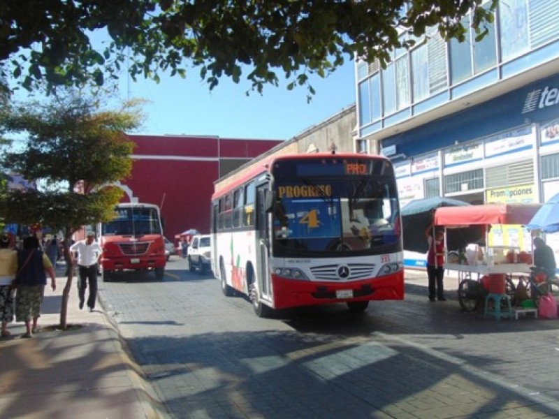 Protestan transportistas por cierre de centro histórico