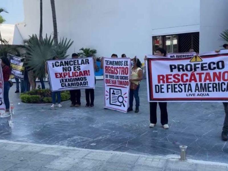 Protestan turistas afuera de hotel Fiesta Americana de Acapulco