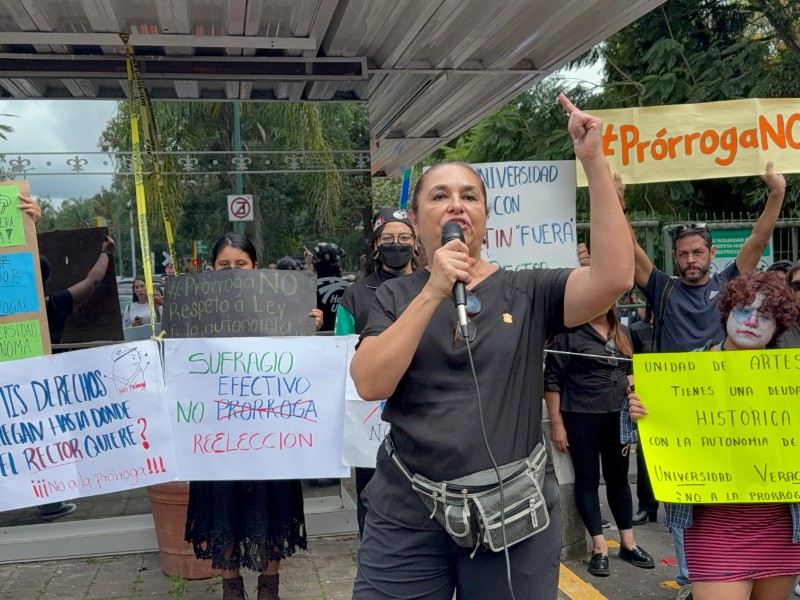 Protestan universitarios contra prórroga del rector de la UV