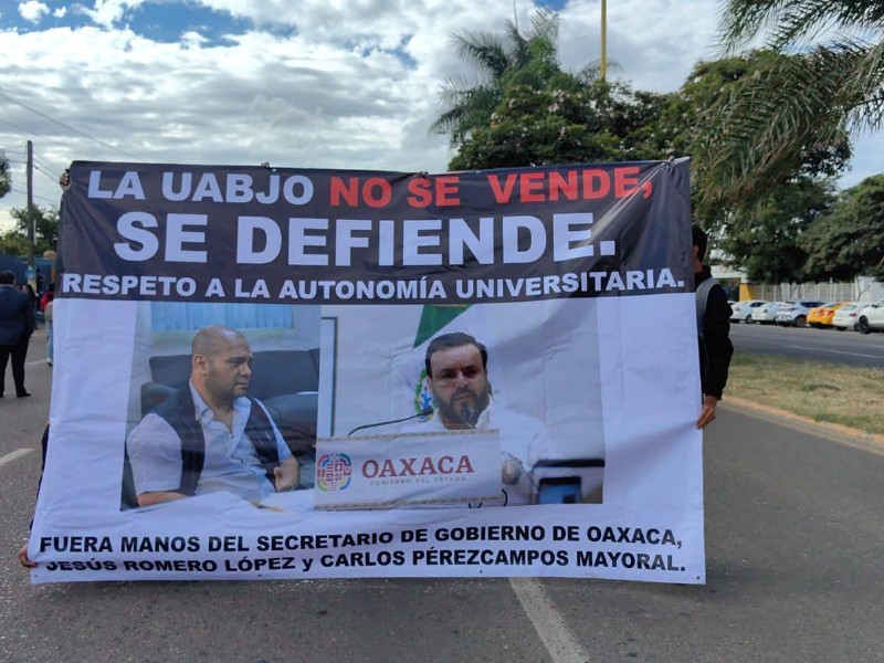 Protestan universitarios de la UABJO, acusan al gobierno de intervenir en elecciones