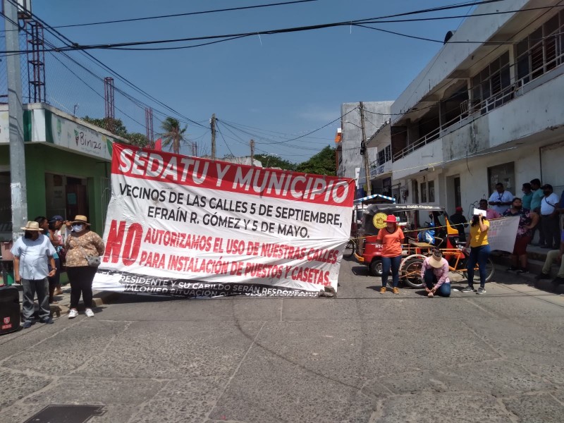 Protestan vecinos contra reubicación de casetas en Juchitán