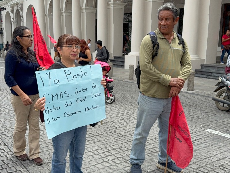 Protestan vecinos, denuncian que descargas sanitarias fluyen a ras de calle