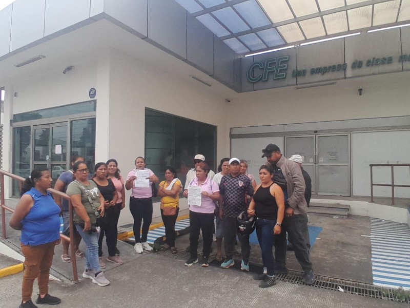 Protestan vecinos por altos cobros en mufas colectivas en Tarimoya