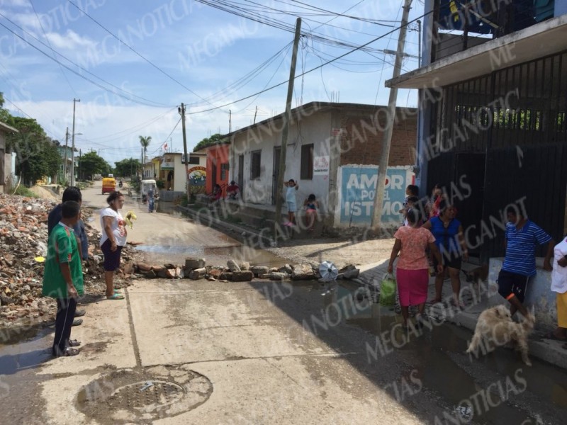 Protestan vecinos por fuga de aguas negras