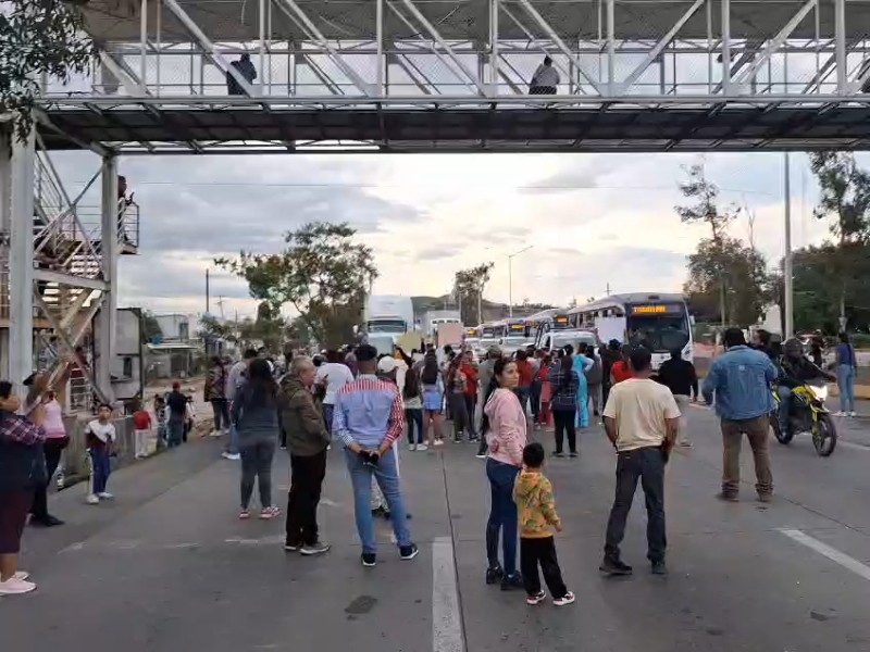 Protestan y bloquean Periférico, demandan construcción de estación del Peribús