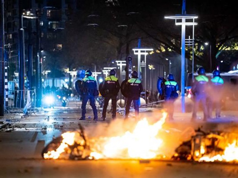 Protestas contra restricciones en Holanda dejan 2 heridos de bala