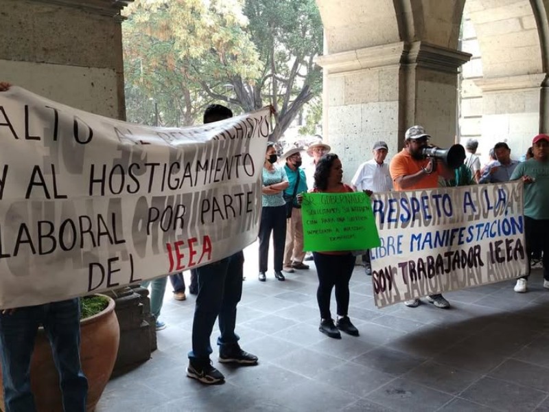 Protestas de trabajadores del IEEA llegan al palacio de gobierno