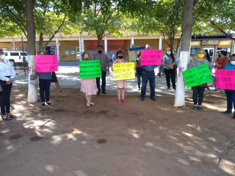 Protestan derechohabientes por falta de apoyos funerarios en Isssteson
