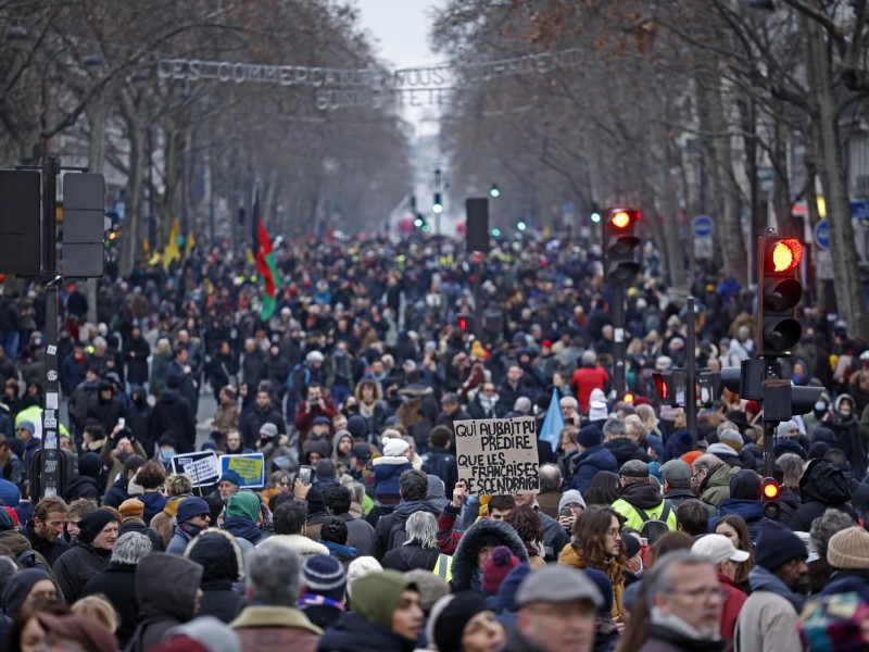 Protestas masivas en Francia contra reforma a pensiones de Macron