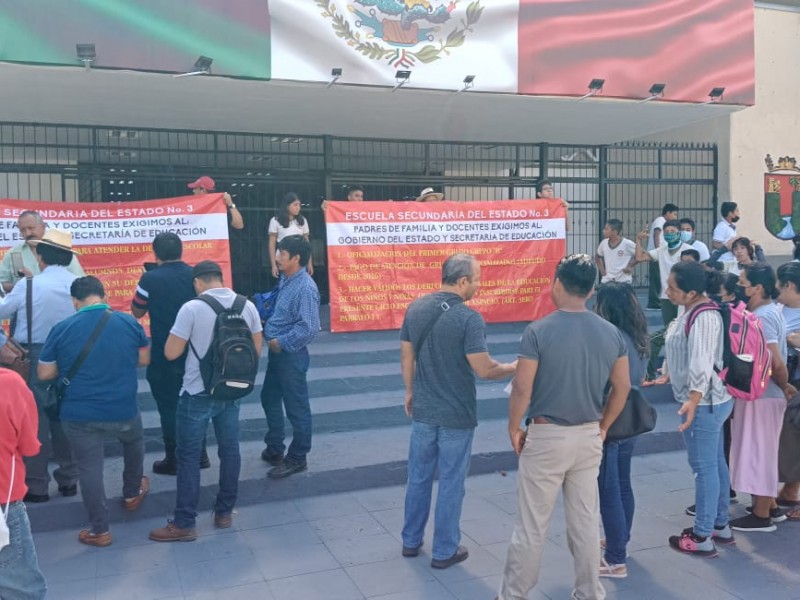 Protestas por demandas educativas prevalecen en la capital chiapaneca