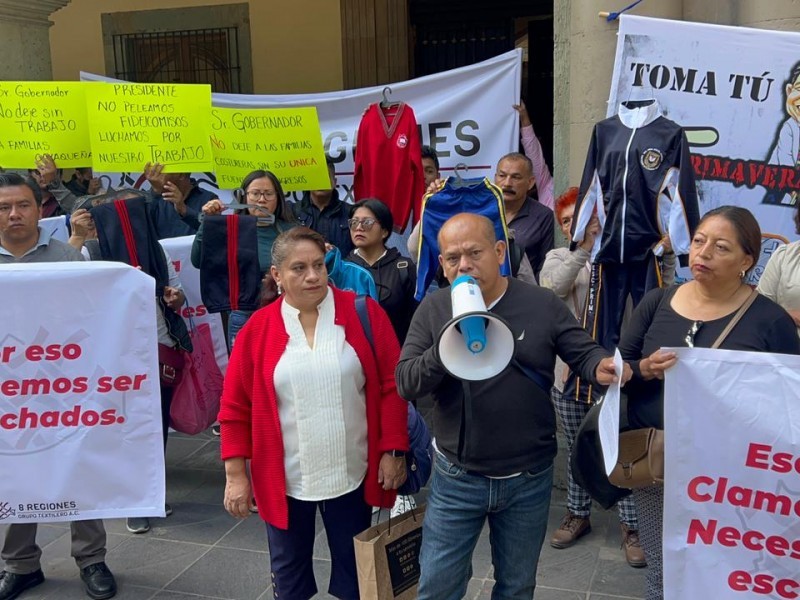 Proveedores de uniformes exigen a AMLO trabajo en Oaxaca