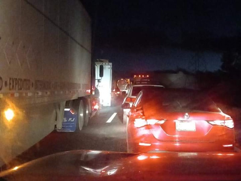 Provoca accidente y camión descompuesto, cierre en la Puebla-Orizaba