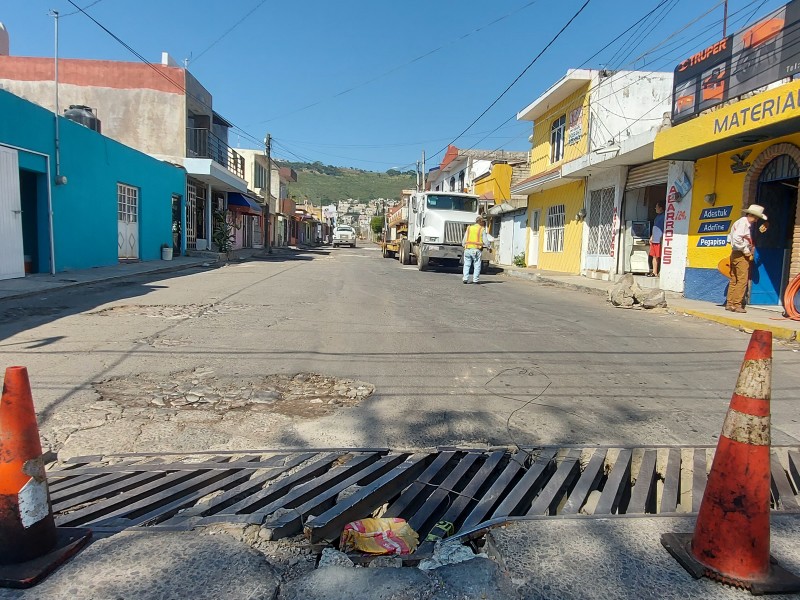 Provoca ponchaduras rejilla sin atender en calle Copa y Ejido