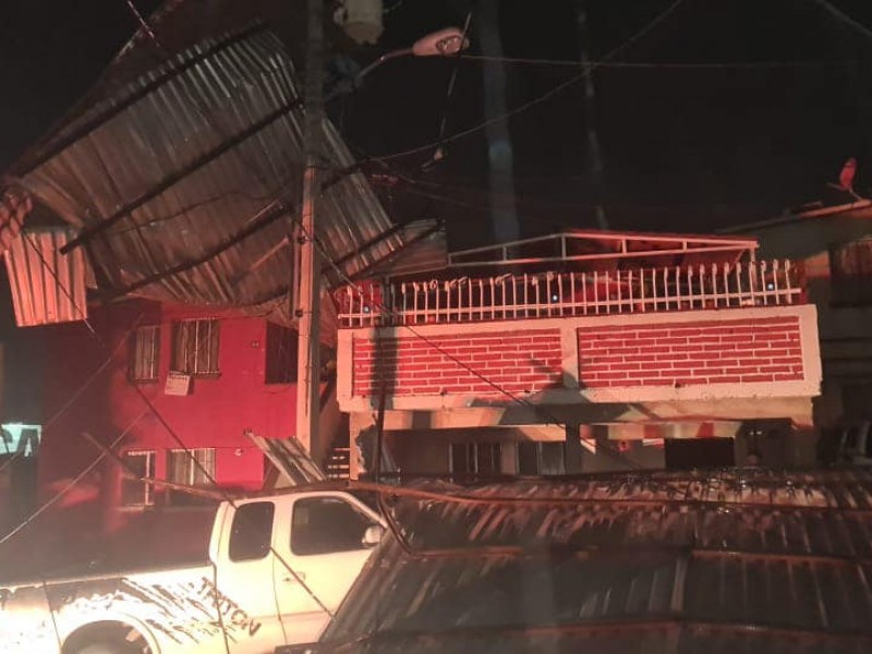 Provoca tormenta caídas de techos y árboles