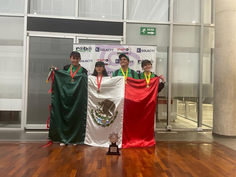 Estudiantes mexiquenses triunfan en concurso de robótica