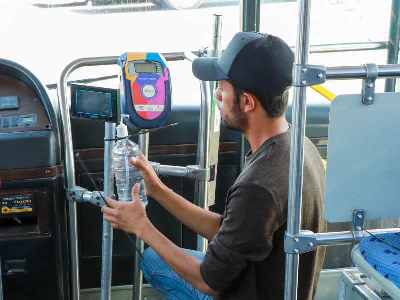 Pruebas para instalar gel antibacterial en transporte publico