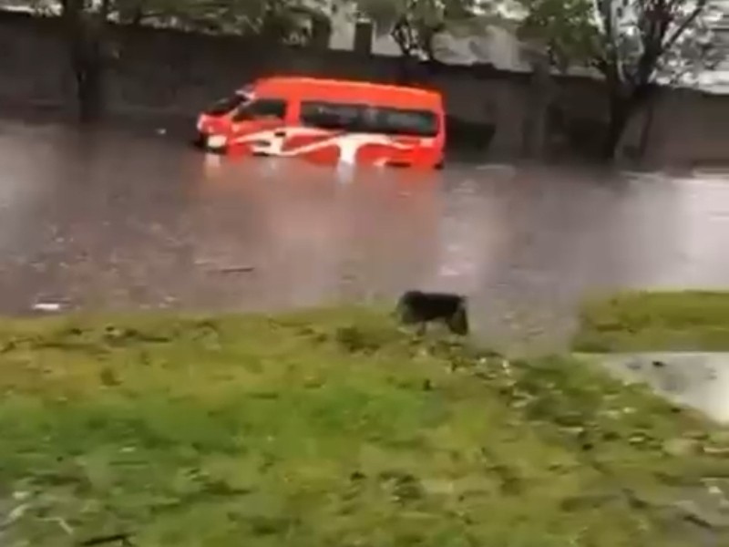 Puebla bajo el agua: lluvias dejan autos varados y tráfico
